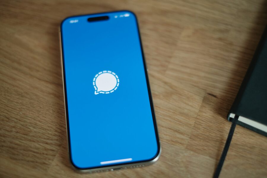 Signal messenger app smartphone privacy