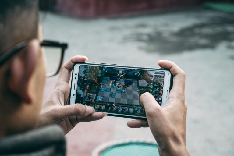 Smartphone game city street friends playing mobile game