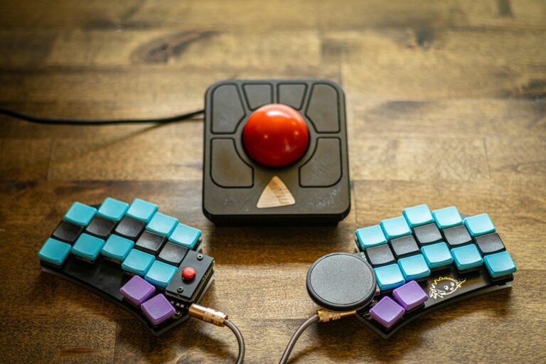 Split ergonomic mechanical keyboard