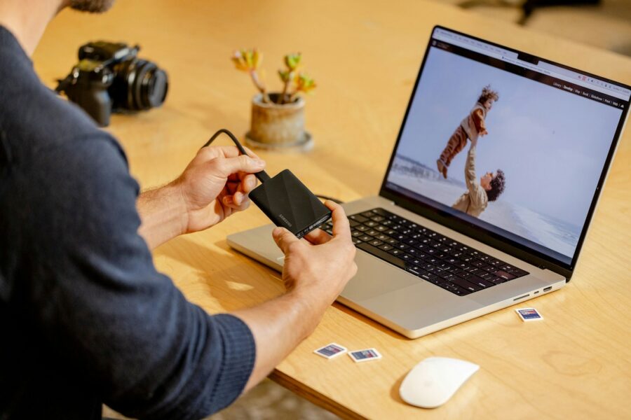 Smartphone cloud photo backup laptop