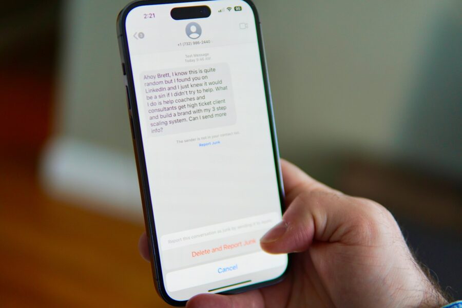 Smartphone hand sms notification phishing