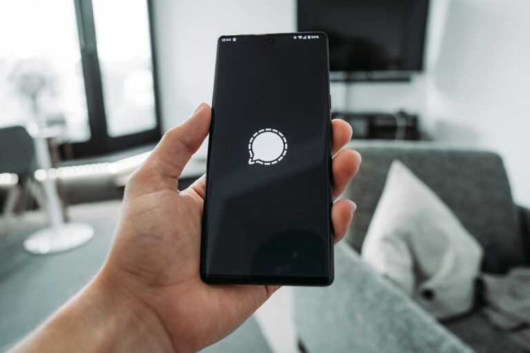 Person using signal app phone signal group chat