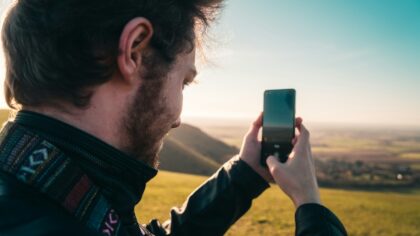 Satellite messaging on smartphones: how it works today and what to expect next