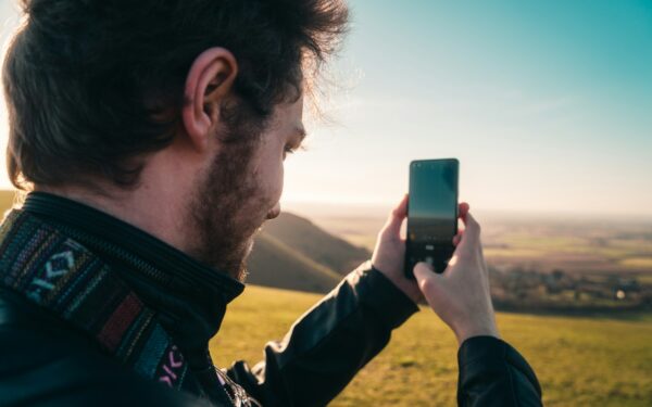 Satellite messaging on smartphones: how it works today and what to expect next