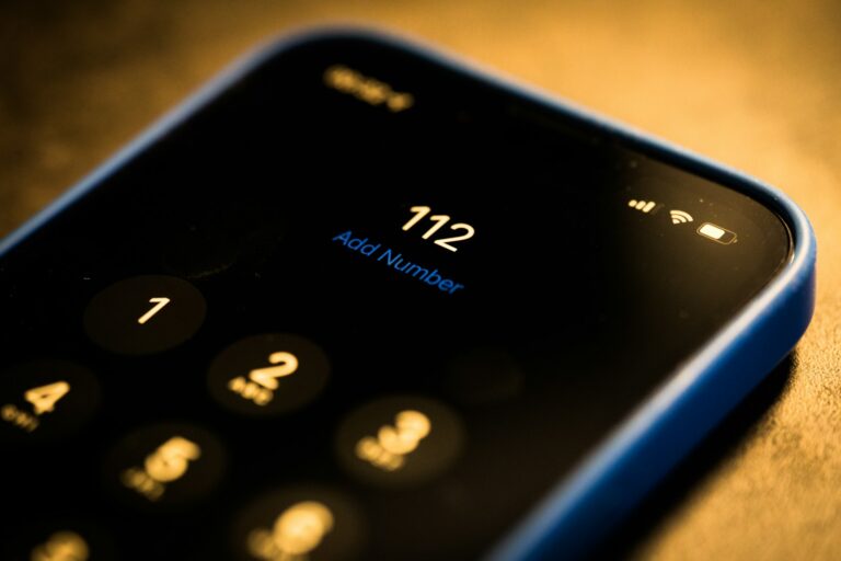 Smartphone screen emergency satellite message interface