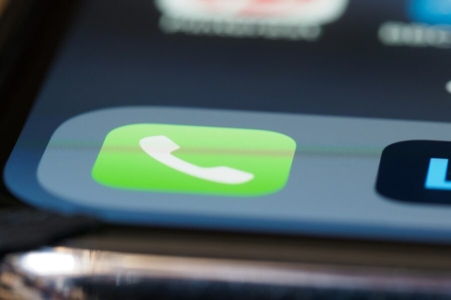 Smartphone incoming call fraud warning screen