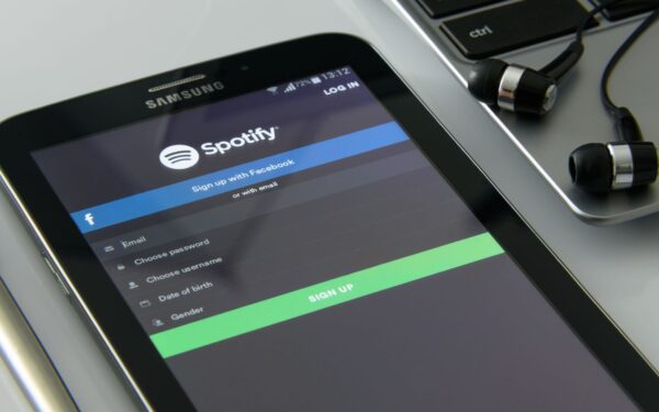Account security basics for families and small teams in a world of constant logins