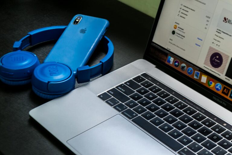 Smartphone bluetooth wireless headphones desk