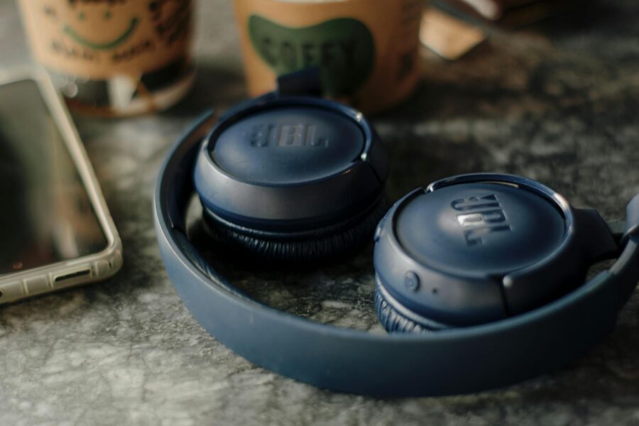 Smartphone bluetooth wireless headphones desk