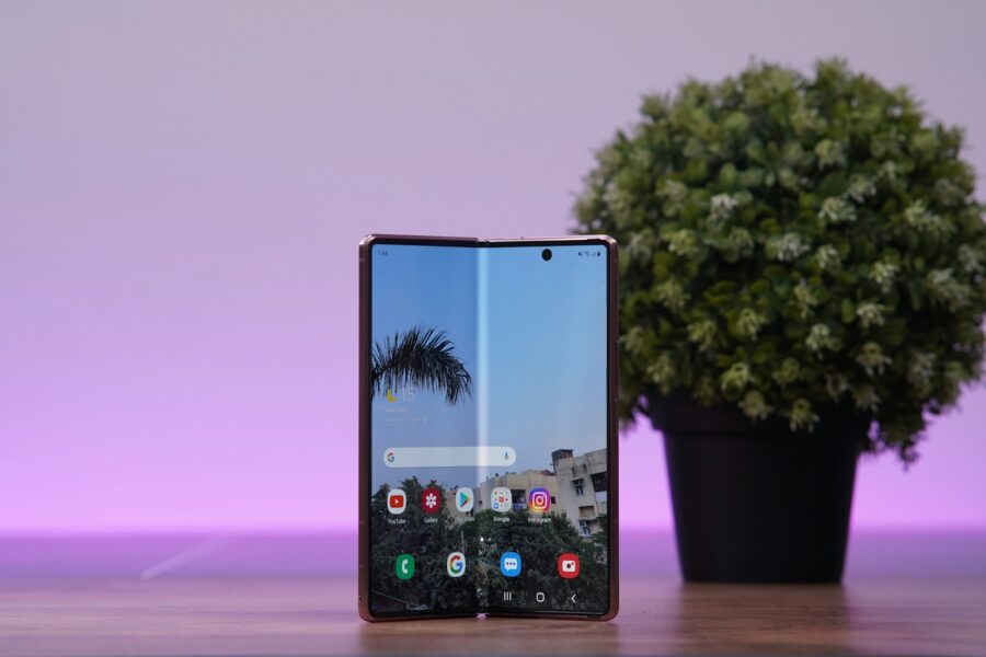 Foldable phone hinge close-up table