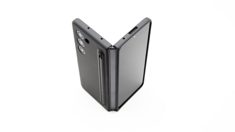 Foldable phone hinge close-up table