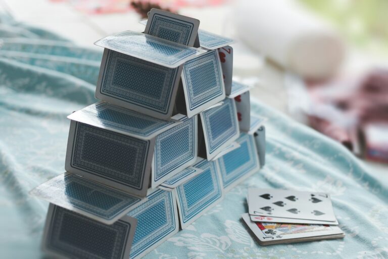 Indie deckbuilding video