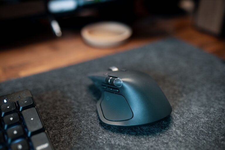 Ergonomic wireless keyboard