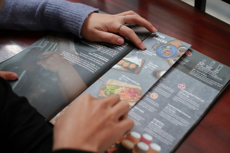Restaurant table code menu person scanning code poster
