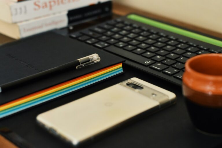 Smartphone laptop desk