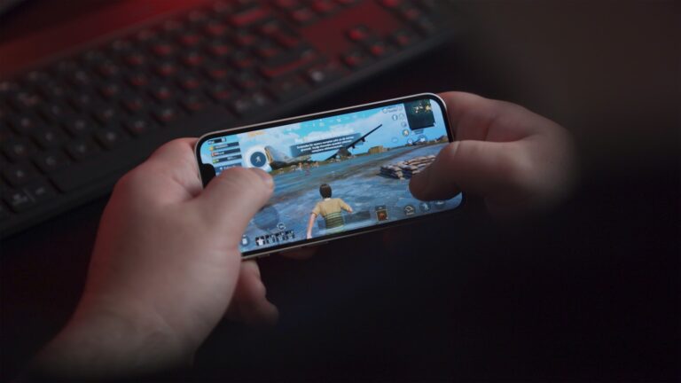 Mobile gaming hands