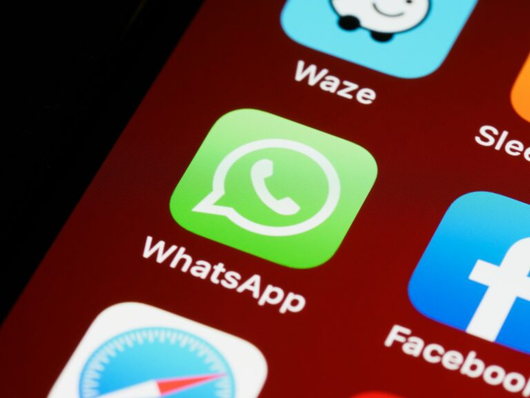 Smartphone messaging app status screen