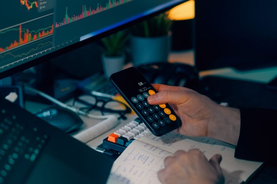 Financial analyst screens