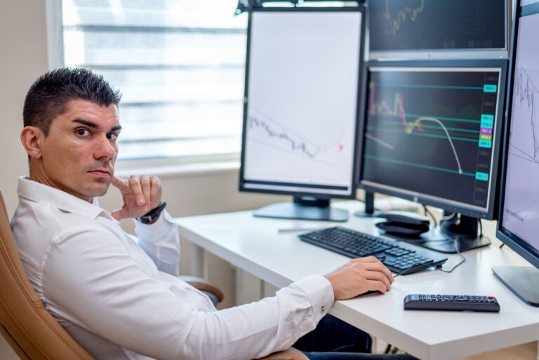 Financial analyst screens