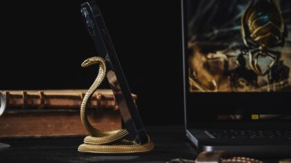 How multifunctional phone grips are turning smartphones into more useful tools