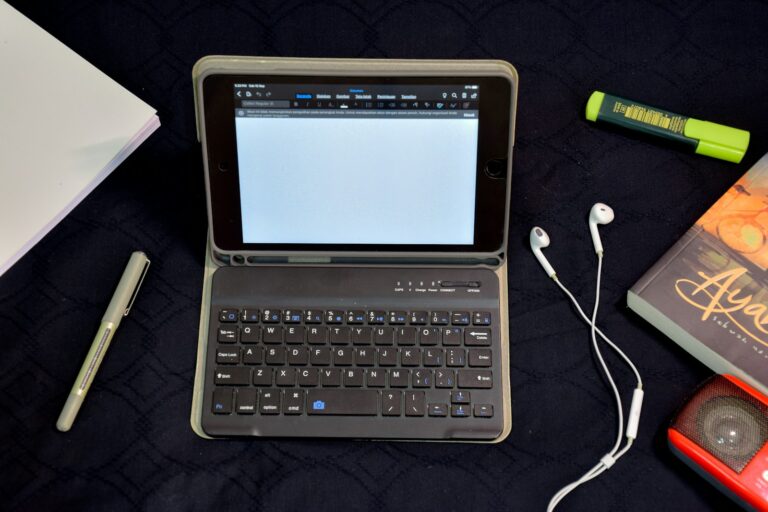 Compact bluetooth keyboard