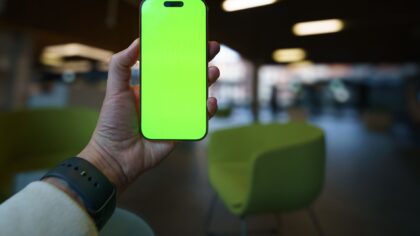 How to extend phone screen life and reduce eye strain with simple display settings