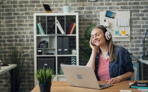 Quiet productivity: noise-cancelling headphones as an essential work and travel gadget