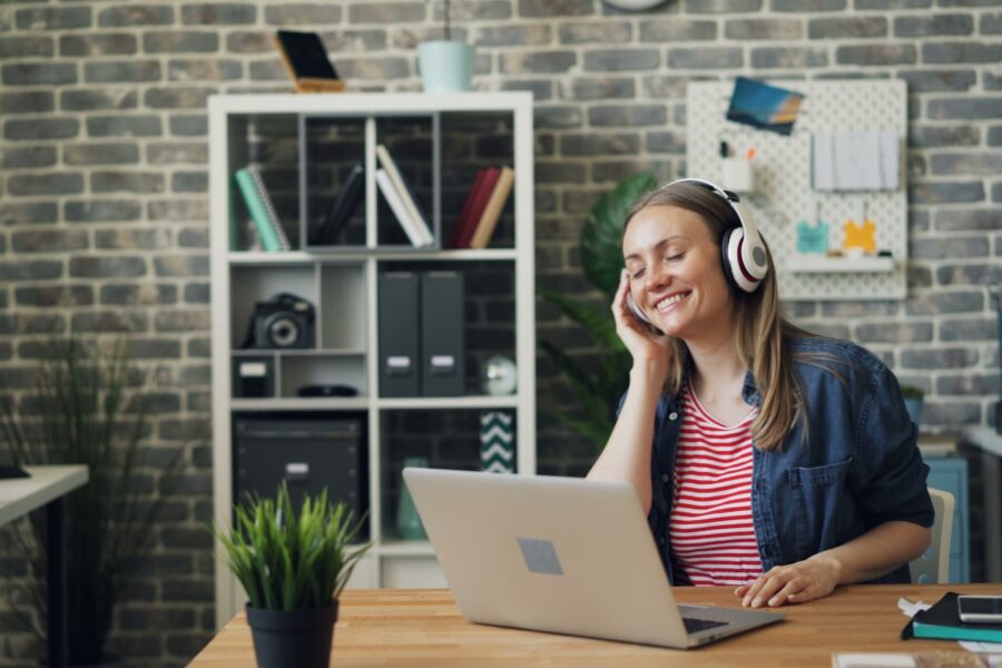 Noise cancelling headphones