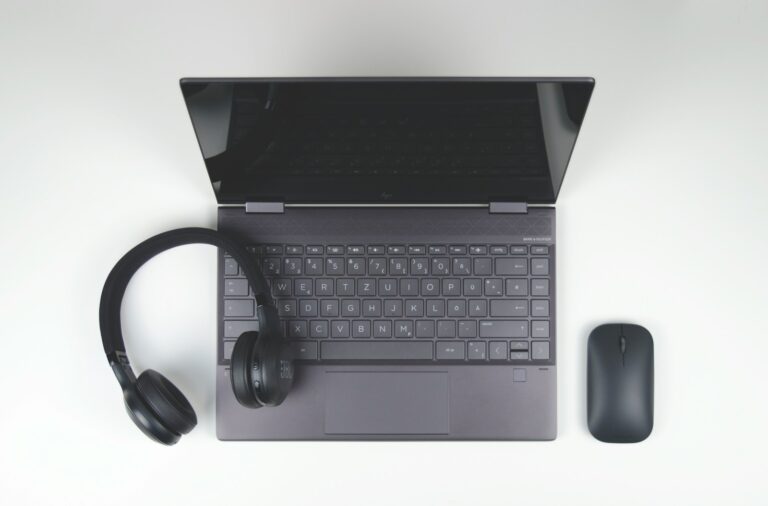 Noise cancelling headphones