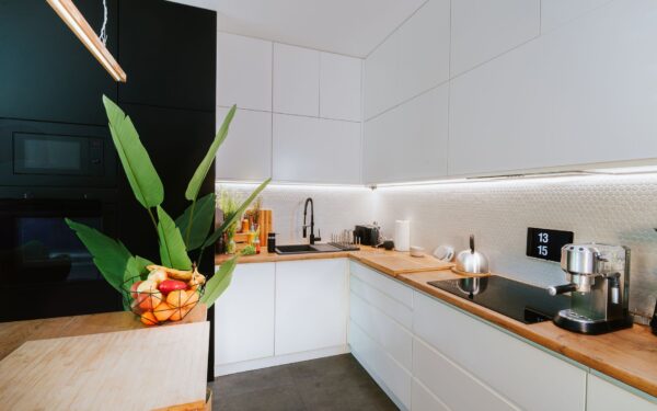 Smart kitchen screens: how compact displays are reshaping cooking and home routines